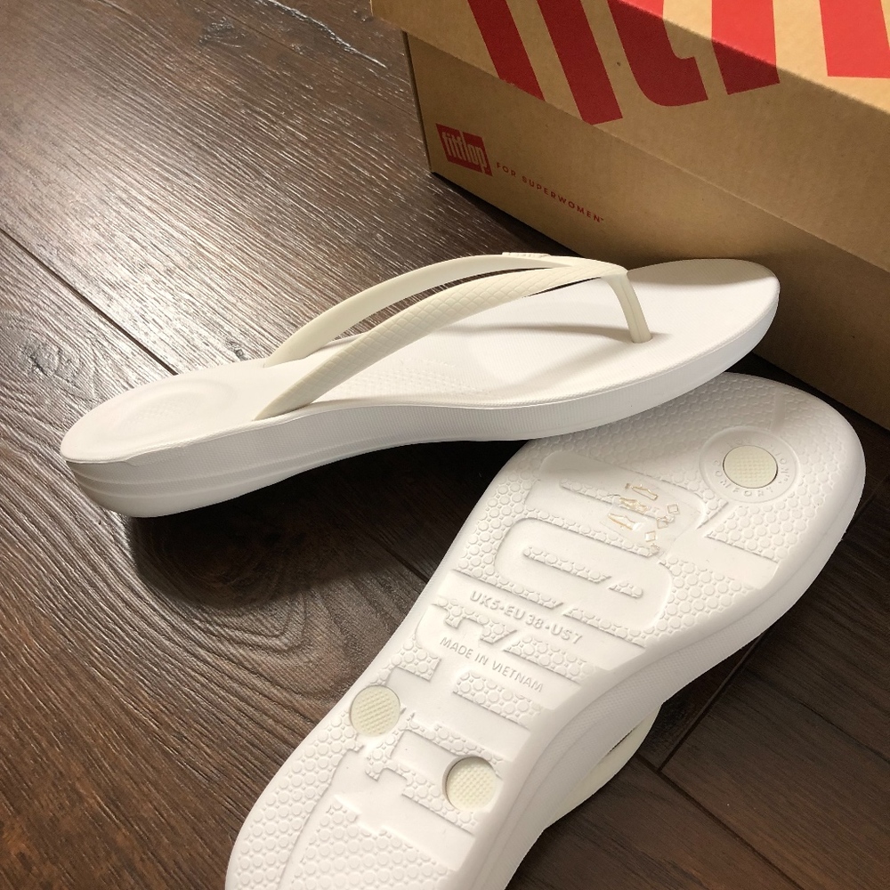 NWT iqushion FITFLOP Sandals white wedges, US7
